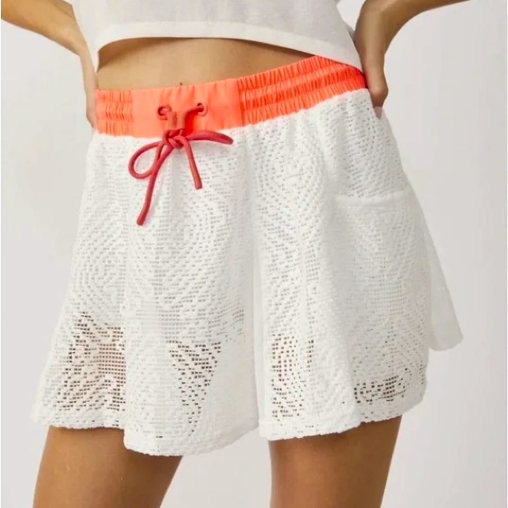 NWT FREE PEOPLE MOVEMENT GOOD SPORT SKORT IN SIZE LARGE, CORAL/WHITE